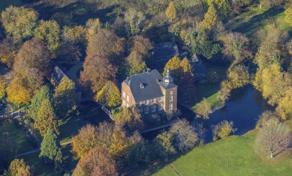 Aerial view, moated castle house flat, Möllen, Voerde, Ruhr area, North Rhine-Westphalia, Germany, castle, DE, Europe, fortress, Frankfurter Straße 433, moat, green trees, manor house, manor house, landscape park, aerial photograph, aerial photography, aerial photography, Lower Rhine, castle, sight, overview, bird's eye view, wooded area, moated castle, moated castle, birds-eyes view, historical, historical mill, historical sight, overview