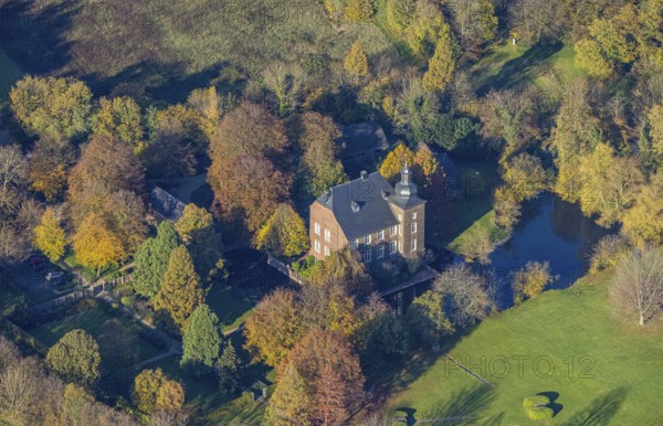 Aerial view, moated castle house flat, Möllen, Voerde, Ruhr area, North Rhine-Westphalia, Germany, castle, DE, Europe, fortress, Frankfurter Straße 433, moat, green trees, manor house, manor house, landscape park, aerial photograph, aerial photography, aerial photography, Lower Rhine, castle, sight, overview, bird's eye view, wooded area, moated castle, moated castle, birds-eyes view, historical, historical mill, historical sight, overview
