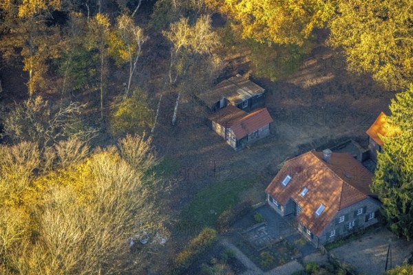 Aerial view, Rayener Berg, heritage-protected farm at Bergweg 16, Rayen, Neukirchen-Vluyn, Ruhr area, North Rhine-Westphalia, Germany, DE, Europe, property tax, real estate, aerial view, aerial photography, aerial photography, overview, bird's-eye view, residential complex, living and living, residential buildings, quality of living, residential neighbourhood, birds-eyes view, overview
