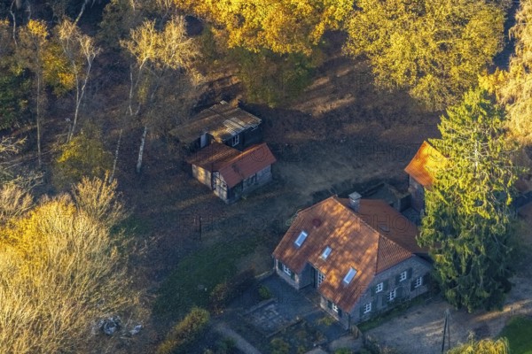 Aerial view, Rayener Berg, heritage-protected farm at Bergweg 16, Rayen, Neukirchen-Vluyn, Ruhr area, North Rhine-Westphalia, Germany, DE, Europe, property tax, real estate, aerial view, aerial photography, aerial photography, overview, bird's-eye view, residential complex, living and living, residential buildings, quality of living, residential neighbourhood, birds-eyes view, overview