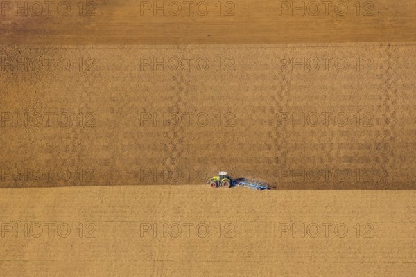 Aerial view, tractor in the field, harvest time, harrowing, Bergheim, Steinheim, Ostwestfalen-Lippe, OWL, North Rhine-Westphalia, Germany, DE, Europe, shapes and colours, aerial view, aerial photography, aerial photography, OWL book, OWL book, East Westphalia, overview, bird's-eye view, birds-eyes view, overview