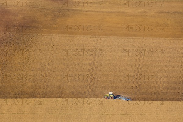 Aerial view, tractor in the field, harvest time, harrowing, Bergheim, Steinheim, Ostwestfalen-Lippe, OWL, North Rhine-Westphalia, Germany, DE, Europe, shapes and colours, aerial view, aerial photography, aerial photography, OWL book, OWL book, East Westphalia, overview, bird's-eye view, birds-eyes view, overview
