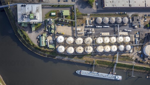 Aerial photo, tank farm, tanker, harbour area, harbour facilities, Obererft, Neuss, city limits Düsseldorf, Rhineland, North Rhine-Westphalia, Germany, DE, Europe, birds-eyes view, aerial photo, aerial photography, aerial photography, overview, overview, bird's eye view, harbour operating company, Neuss-Düsseldorfer Häfen GmbH & Co. KG, Contargo Neuss GmbH, Spedition Ansorge GmbH & Co. KG, Tanquid GmbH & Co. KG Tanklager Neuss I, Neuss customs office, Rhine, car transport, car loading, cargo ships, Neuss port, port of Neuss, port of Neuss, Rhine port, inland port, port facility, inland shipping