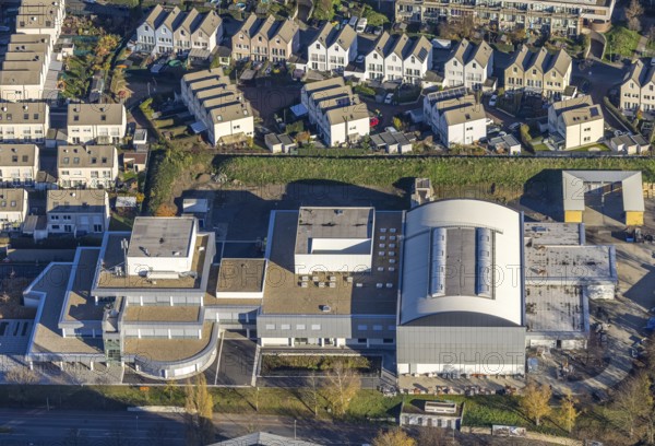 Aerial view, residential area Auf der Höchte, Höchtebögen, Berufsförderungswerk der Bauindustrie North Rhine-Westphalia gGmbH - ABZ Oberhausen, former HDO film building, Osterfeld, Oberhausen, Ruhr area, North Rhine-Westphalia, Germany, construction crane, education, educational institution, DE, Europe, film trick centre, property tax, real estate, educational institute, aerial view, aerial photography, aerial photography, school, overview, Vestische Straße, bird's-eye view, landmark, housing estate, housing and living, residential area, residential buildings, housing quality, residential neighbourhood, housing estate, birds-eyes view, built for the state garden show, overview