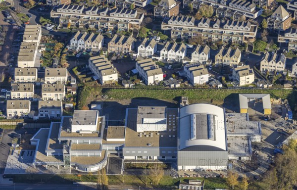 Aerial view, residential area Auf der Höchte, Höchtebögen, Berufsförderungswerk der Bauindustrie North Rhine-Westphalia gGmbH - ABZ Oberhausen, former HDO film building, Osterfeld, Oberhausen, Ruhr area, North Rhine-Westphalia, Germany, construction crane, education, educational institution, DE, Europe, film trick centre, property tax, real estate, educational institute, aerial view, aerial photography, aerial photography, school, overview, Vestische Straße, bird's-eye view, landmark, housing estate, housing and living, residential area, residential buildings, housing quality, residential neighbourhood, housing estate, birds-eyes view, built for the state garden show, overview