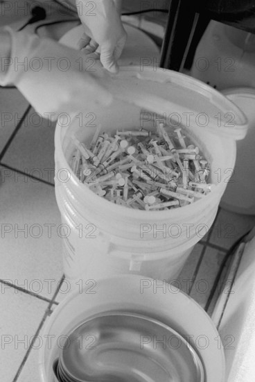 Frankfurt/Main, DEU, 15.03.2000 -- Frankfurt printing room. Drug emergency service rooms in Elbestraße, Frankfurter Bahnhofsviertel. syringe bucket. (addiction, victim)