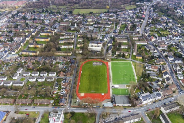 Aerial photo, housing estate Knappenviertel, football pitch Fritz-Collet-Anlage, Käthe-Kollwitz-Berufskolleg, Oberhausen, Ruhr area, North Rhine-Westphalia, Germany, education, educational institution, DE, Europe, Evang. Kindergarten Bermensfeld, football pitch, football stadium, football club, property tax, real estate, educational institute, aerial view, aerial photography, aerial photography, school, school at Froschenteich, sports, sports facilities, sports field, sports facility, stadium, Tagungskirche Heilig Geist, overview, bird's-eye view, residential area, residential area, residential buildings, housing estate, birds-eyes view, overview