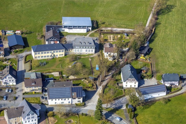 Aerial view, Catholic primary school Helleferld, residential buildings with solar roofs, Hellefeld, Sundern, Sauerland, North Rhine-Westphalia, Germany, DE, Europe, aerial view, aerial photography, aerial photography, overview, bird's-eye view, birds-eyes, view, overview, education, pupils, college, education, school year, homework, class, year group, education, pedagogy