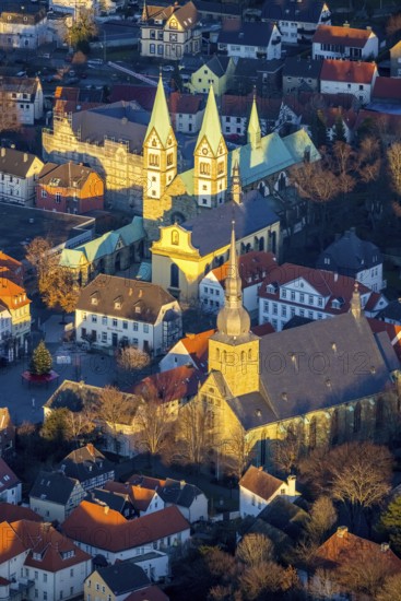 Aerial view, Old Town, Basilica of the Visitation of the Virgin Mary, Walburgisstraße, Old Pilgrimage Church, Franciscan monastery renovation, Catholic Church of St. Walburga, market square with Christmas tree, Klosterstraße, Werl, North Rhine-Westphalia, Germany