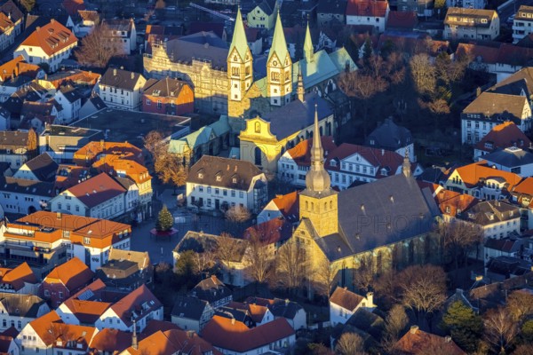 Aerial view, Old Town, Basilica of the Visitation of the Virgin Mary, Walburgisstraße, Old Pilgrimage Church, Franciscan monastery renovation, Catholic Church of St. Walburga, market square with Christmas tree, Klosterstraße, Werl, North Rhine-Westphalia, Germany