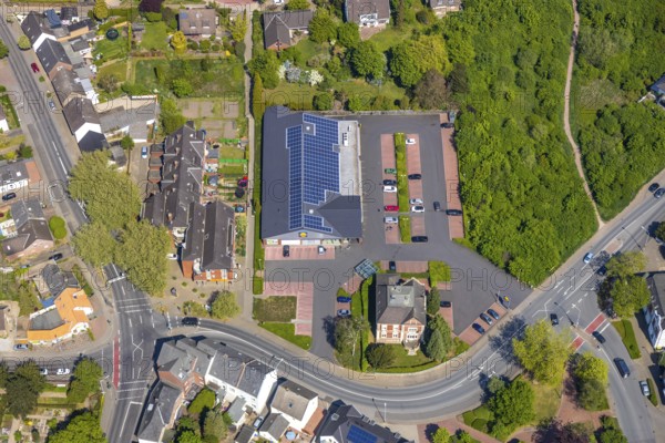 Aerial view, Lidl Discounter, shopping centre, Rees, Lower Rhine, North Rhine-Westphalia, Germany, DE, shopping centre, shopping markets, shopping place, Europe, green trees, aerial view, aerial photography, aerial photography, local supply centre, supermarket, overview, bird's eye view, birds-eyes view, overview