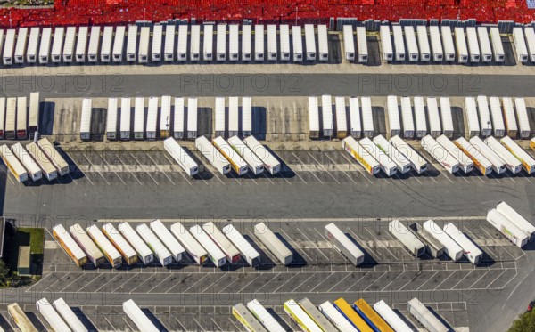Aerial view, Corona at Tönnies, headquarters of Fleischfabrik Tönnies Lebensmittel GmbH & Co. KG, Nordrheda-Ems, Rheda-Wiedenbrück, Ostwestfalen, North Rhine-Westphalia, Germany, DE, Europe, birds-eyes view, aerial view, aerial photography, aerial photography, overview, bird's eye view, corona outbreak at Tönnies meat factory, air cooling, cutting plant, slaughterhouse, lock-down, corona pandemic, pandemic, don't call it Schnitzel, Tillmans, Tillman's, lorry trailer, refrigerated trailer, company closure