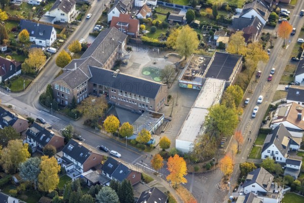Aerial view, Städt. Grundschule am Oemberg, Saarn - West, Mülheim an der Ruhr, Ruhr area, North Rhine-Westphalia, Germany, education, educational institution, DE, Elsenborner Weg, Europe, primary school, educational institute, aerial photograph, aerial photography, aerial photography, school, overview, bird's eye view, birds-eyes view, overview