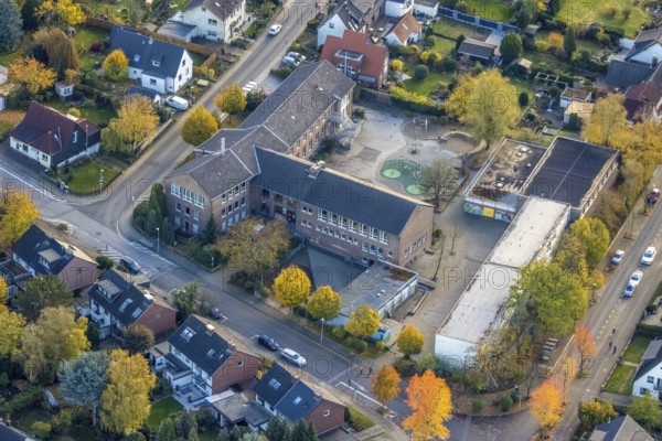 Aerial view, Städt. Grundschule am Oemberg, Saarn - West, Mülheim an der Ruhr, Ruhr area, North Rhine-Westphalia, Germany, education, educational institution, DE, Europe, primary school, educational institute, aerial view, aerial photography, aerial photography, school, overview, bird's eye view, birds-eyes view, overview