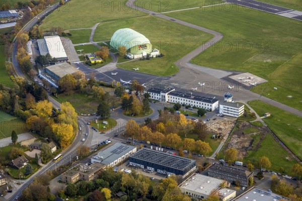 Aerial photo, Airport Essen/Mülheim, FFL Fachschule für Luftfahrzeugführer, Holthausen - Südost, Mülheim an der Ruhr, Ruhr area, North Rhine-Westphalia, Germany, construction area, construction site, building plots, construction project, construction site, DE, Europe, flight emission, airport, aircraft noise, airfield, aircraft, aircraft, roundabout, aerial photograph, aerial photography, aerial photography, overview, bird's-eye view, WDL Luftschiffgesellschaft mbH, birds-eyes view, overview