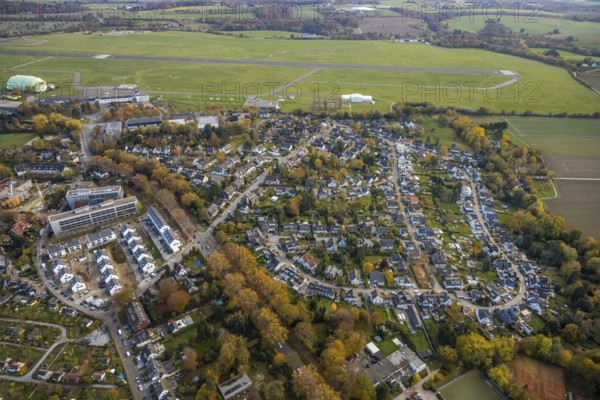 Aerial view, airport housing estate Mülheim, new development area Parsevalstraße, airport Essen/Mülheim, local view Raadt, Holthausen - south-east, Mülheim an der Ruhr, Ruhr area, North Rhine-Westphalia, Germany, construction work, building, construction area, building site, building plots, construction project, construction site, DE, Europe, flight emission, airport, aircraft noise, airfield, aeroplane, property tax, real estate, aerial view, aerial photography, aerial photography, new building, overview, bird's-eye view, WDL Luftschiffgesellschaft mbH, residential area, housing and living, residential area, residential buildings, residential quality, residential quarter, housing estate, Zeppelinstraße, birds-eyes view, overview