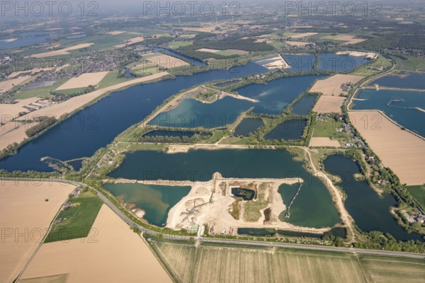 Aerial photograph, Hagener Meer nature reserve, Bellinghover Meer, Lange Renne, Bislicher Straße, Vahnum district, Wesel, Ruhr area, Lower Rhine, North Rhine-Westphalia, Germany