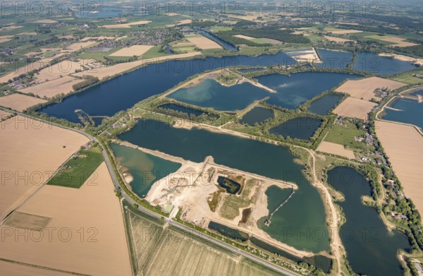 Aerial photograph, Hagener Meer nature reserve, Bellinghover Meer, Lange Renne, Bislicher Straße, Vahnum district, Wesel, Ruhr area, Lower Rhine, North Rhine-Westphalia, Germany