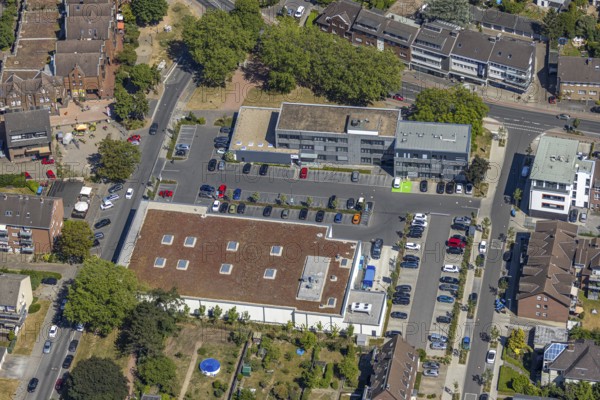 Aerial view, Edeka Raber shopping centre, Mozartstraße, Neukirchener Lebenshilfe und Behindertenhilfe, Friedrich- Wilhelm-Raiffeisen GmbH, Neukirchen-Vluyn, Lower Rhine, North Rhine-Westphalia, Germany, DE, shopping square, shopping centre, Europe, aerial view, aerial photography, aerial photography, local supply centre, supermarket, overview, bird's-eye view, overview