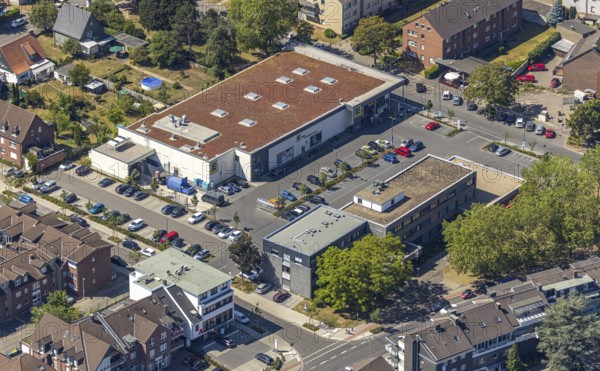 Aerial view, Edeka Raber shopping centre, Mozartstraße, Neukirchener Lebenshilfe und Behindertenhilfe, Friedrich- Wilhelm-Raiffeisen GmbH, Neukirchen-Vluyn, Lower Rhine, North Rhine-Westphalia, Germany, DE, shopping square, shopping centre, Europe, aerial view, aerial photography, aerial photography, local supply centre, supermarket, overview, bird's-eye view, overview