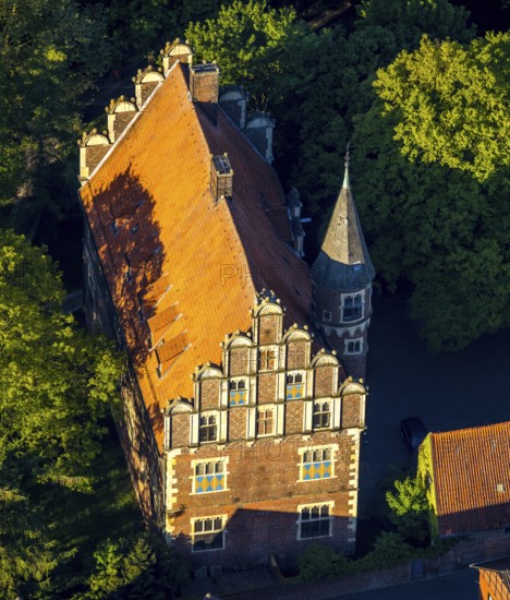 Aerial view, Wolbeck Castle, Drostenhof, Wolbecker Park, Am Steintor, Münster, Münsterland, North Rhine-Westphalia, Germany, DE, Europe, von Merveldt family, manor house, manor house, manor building, aerial photograph, aerial photography, aerial photography, Renaissance style, castle, sight, stair tower, overview, bird's eye view, residence of the count, birds-eyes view, historical, overview