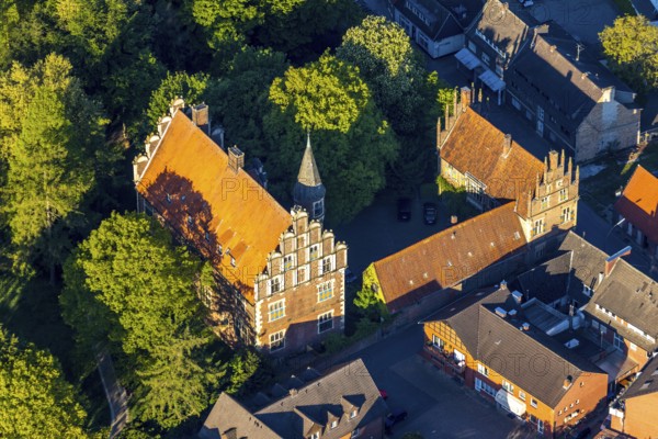 Aerial view, Wolbeck Castle, Drostenhof, Wolbecker Park, Am Steintor, Münster, Münsterland, North Rhine-Westphalia, Germany, DE, Europe, von Merveldt family, manor house, manor house, manor building, aerial photograph, aerial photography, aerial photography, Renaissance style, castle, sight, stair tower, overview, bird's eye view, residence of the count, birds-eyes view, historical, overview