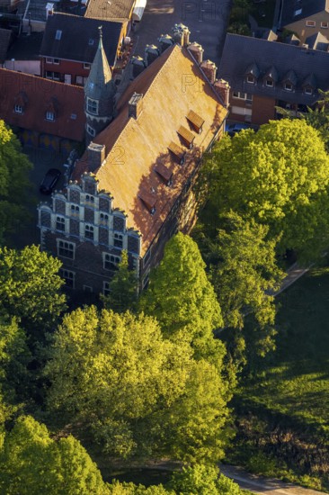 Aerial view, Wolbeck Castle, Drostenhof, Wolbecker Park, Am Steintor, Münster, Münsterland, North Rhine-Westphalia, Germany, DE, Europe, von Merveldt family, manor house, manor house, manor building, aerial photograph, aerial photography, aerial photography, Renaissance style, castle, sight, stair tower, overview, bird's eye view, residence of the count, birds-eyes view, historical, overview