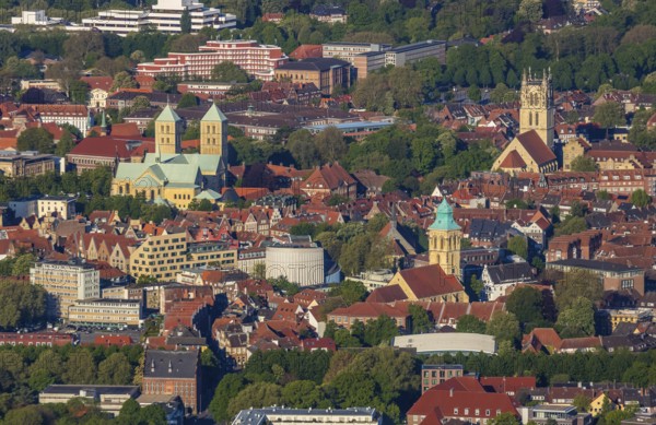 Aerial view, Old Town, Cathedral St.-Paulus-Dom, Domplatz, catholic Liebfrauen-Überwasserkirche, St. Martini-Kirche, theatre Münster, Münster, Münsterland, North Rhine-Westphalia, Germany, place of worship, DE, Europe, religious community, place of worship, property tax, real estate, church, parish, denomination, aerial view, aerial photography, aerial photography, religion, overview, bird's-eye view, residential area, living and working, living and life, residential area, residential buildings, housing estate, birds-eyes view, historic city centre, overview