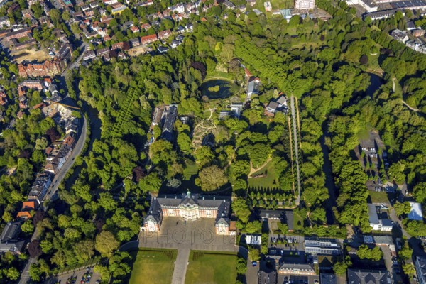 Aerial view, Westfälische Wilhelms-Universität Münster, Schlossplatz, Botanischer Garten, Westfälischer Bauerngarten, Münster, Münsterland, North Rhine-Westphalia, Germany, education, educational institution, DE, Europe, green trees, manor house, manor building, courtyard, aerial view, aerial photography, aerial photography, park, castle, castle moat, overview, university, bird's-eye view, WWU Münster, birds-eyes view, overview