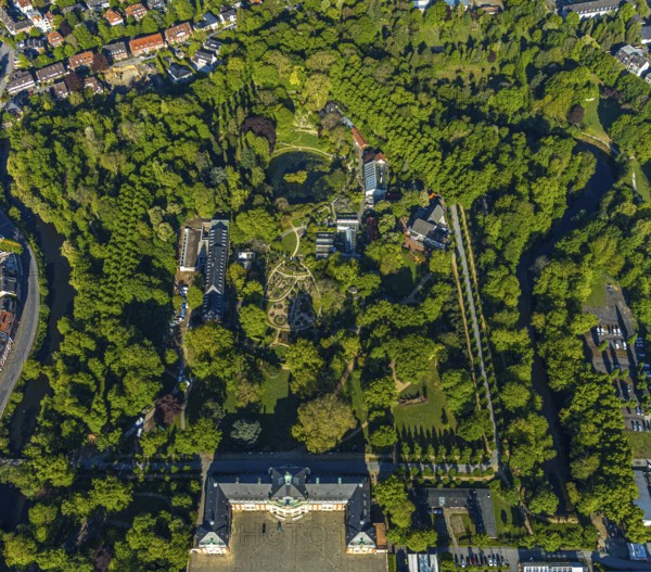 Aerial view, Westfälische Wilhelms-Universität Münster, Schlossplatz, Botanischer Garten, Westfälischer Bauerngarten, Münster, Münsterland, North Rhine-Westphalia, Germany, education, educational institution, DE, Europe, green trees, manor house, manor building, courtyard, aerial view, aerial photography, aerial photography, park, castle, castle moat, overview, university, bird's-eye view, WWU Münster, birds-eyes view, overview