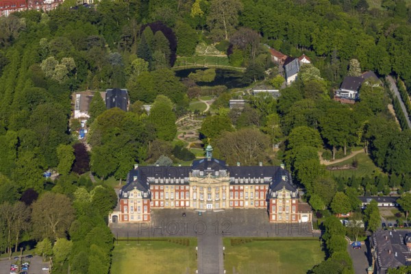 Aerial view, Westfälische Wilhelms-Universität Münster, Schlossplatz, Botanischer Garten, Westfälischer Bauerngarten, Münster, Münsterland, North Rhine-Westphalia, Germany, education, educational institution, DE, Europe, manor house, manor building, courtyard, aerial view, aerial photography, aerial photography, castle, castle moat, overview, university, bird's-eye view, WWU Münster, birds-eyes view, overview