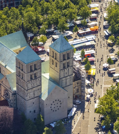 Aerial view, old town, Cathedral of St. Paul, cathedral square, market square, Münster, Münsterland, North Rhine-Westphalia, Germany, place of worship, DE, cathedral, Europe, religious community, place of worship, sacred site, cathedral, church, parish, denomination, aerial view, aerial photography, aerial photography, market, market stalls, religion, religious site, overview, bird's eye view, landmark, birds-eyes view, historical, historical city centre, overview