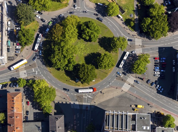 Aerial view, Ludgerikreisel, roundabout Ludgeriplatz, Münster, Münsterland, North Rhine-Westphalia, Germany, DE, Europe, green trees, aerial view, aerial photography, aerial photography, sculpture farmhand with horse and maid with bull, overview, bird's eye view, birds-eyes view, overview, two-lane