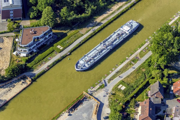 Aerial view, bathing at the canal, sunbathing lawn, shipping Dortmund-Ems-Kanal, August-Schepers-Straße, Memelufer, Mauritz, Münster, Münsterland, North Rhine-Westphalia, Germany, DE, Europe, Klartext-Verlag, aerial photography, aerial photography, Münster from above, Münsterbuch, summer fun, sun worshippers, sunbathing, overview, bird's eye view, birds-eyes view, free bathing establishment, overview, Corona distance. Corona distance, pandemic restrictions, end of lockdown, inland shipping, tanker, tanker cargo ship