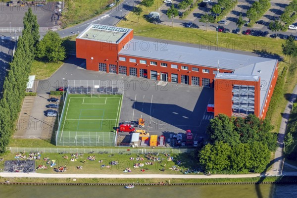 Aerial view, bathing at the canal, sunbathing lawn, fire station II, fire brigade at the Dortmund-Ems canal, harbour, Münster, Münsterland, North Rhine-Westphalia, Germany, bathing in the canal, fire fighters, fire protection, fire station, DE, Europe, fire station, fire brigade, football pitch, Klartext-Verlag, aerial photography, aerial photography, Münster from above, Münster book, rescue station, summer fun, sun worshippers, sunbathing, sports, sports facilities, sports field, sports facility, overview, bird's-eye view, overview, corona distance. Corona distance, pandemic restrictions, end of lockdown
