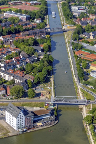 Aerial view, bathing on the canal, Dortmund-Ems Canal, sunbathing lawn, sunbathing, Wolbecker Straße bridge, Schillerstraße bridge, Memelufer, harbour, Münster, Münsterland, North Rhine-Westphalia, Germany, August-Schepers-Straße, bridge, DE, Europe, leisure, leisure pool, Leisure activities, Klartext-Verlag, aerial view, aerial photography, aerial photography, Münster from above, Münster book, summer fun, sun worshippers, city harbour entrance, lido, lido, overview, bird's eye view, birds-eyes view, free bathing establishment, overview, Corona distance. Corona distance, pandemic restrictions, end of lockdown