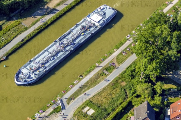 Aerial view, bathing at the canal, sunbathing lawn, shipping Dortmund-Ems-Kanal, August-Schepers-Straße, Memelufer, Mauritz, Münster, Münsterland, North Rhine-Westphalia, Germany, DE, Europe, Klartext-Verlag, aerial photography, aerial photography, Münster from above, Münsterbuch, summer fun, sun worshippers, sunbathing, overview, bird's eye view, birds-eyes view, free bathing establishment, overview, Corona distance. Corona distance, pandemic restrictions, end of lockdown, inland shipping, tanker, tanker cargo ship