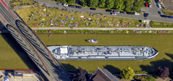 Aerial view, bathing at the canal, Dortmund-Ems canal, sunbathing lawn, sunbathing, August-Schepers-Straße, bridge Wolbecker Straße, Memelufer, Mauritz, Münster, Münsterland, North Rhine-Westphalia, Germany, bridge, DE, Europe, leisure, leisure pool, leisure activities, Klartext-Verlag, aerial view, aerial photography, aerial photography, Münster from above, Münster book, shipping traffic, summer fun, sun worshippers, lido, lido, overview, bird's eye view, birds-eyes view, free bathing establishment, overview, Corona distance. Corona distance, pandemic restrictions, end of lockdown, inland shipping, tanker, tanker cargo ship