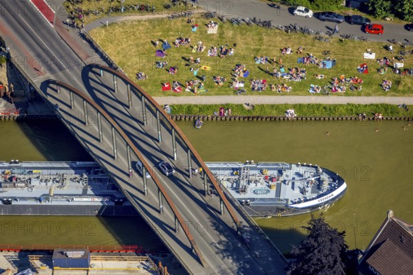 Aerial view, bathing at the canal, Dortmund-Ems canal, sunbathing lawn, sunbathing, August-Schepers-Straße, bridge Wolbecker Straße, Memelufer, Mauritz, Münster, Münsterland, North Rhine-Westphalia, Germany, bridge, DE, Europe, leisure, leisure pool, leisure activities, Klartext-Verlag, aerial view, aerial photography, aerial photography, Münster from above, Münster book, shipping traffic, summer fun, sun worshippers, lido, lido, overview, bird's eye view, birds-eyes view, free bathing establishment, overview, Corona distance. Corona distance, pandemic restrictions, end of lockdown, inland shipping, tanker, tanker cargo ship