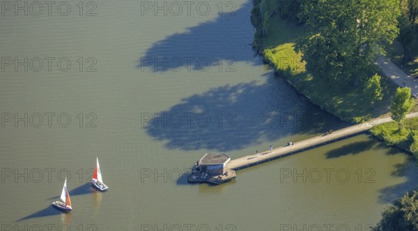 Aerial view, sailboats on the Aasee, pier, Jorge Pardo Pier, Münster, Münsterland, North Rhine-Westphalia, Germany, DE, Europe, leisure, leisure activities, Jorge Pardo Pier sculpture projects in Münster 1997, Klartext-Verlag, art, aerial photography, aerial photography, Münster from above, Münster book, lake, sailboats, overview, bird's eye view, birds-eyes view, overview