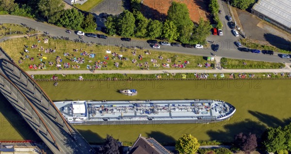 Aerial view, bathing at the canal, Dortmund-Ems canal, sunbathing lawn, sunbathing, August-Schepers-Straße, bridge Wolbecker Straße, Memelufer, Mauritz, Münster, Münsterland, North Rhine-Westphalia, Germany, bridge, DE, Europe, leisure, leisure pool, leisure activities, Klartext-Verlag, aerial view, aerial photography, aerial photography, Münster from above, Münster book, shipping traffic, summer fun, sun worshippers, lido, lido, overview, bird's eye view, birds-eyes view, free bathing establishment, overview, Corona distance. Corona distance, pandemic restrictions, end of lockdown, inland shipping, tanker, tanker cargo ship