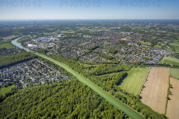 Aerial view, Hiltrup Canal Island, BASF Coatings plant site, Dortmund-Ems Canal, Dortmund-Ems Canal - Old Arm, view of Hiltrup, Hiltrup Lake, Münster, Münsterland, North Rhine-Westphalia, Germany, chemical plant, DE, railway bridge, Europe, river, commercial enterprises, industrial estate, industrial park, commercial location, commercial use, Glasuritstraße, industrial plants, industrial area, industrial location, aerial view, aerial photography, aerial photography, aerial view Lodden, lake, overview, bird's-eye view, overview