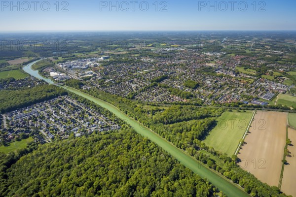 Aerial view, Hiltrup Canal Island, BASF Coatings plant site, Dortmund-Ems Canal, Dortmund-Ems Canal - Old Arm, view of Hiltrup, Hiltrup Lake, Münster, Münsterland, North Rhine-Westphalia, Germany, chemical plant, DE, railway bridge, Europe, river, commercial enterprises, industrial estate, industrial park, commercial location, commercial use, Glasuritstraße, industrial plants, industrial area, industrial location, aerial view, aerial photography, aerial photography, aerial view Lodden, lake, overview, bird's-eye view, overview