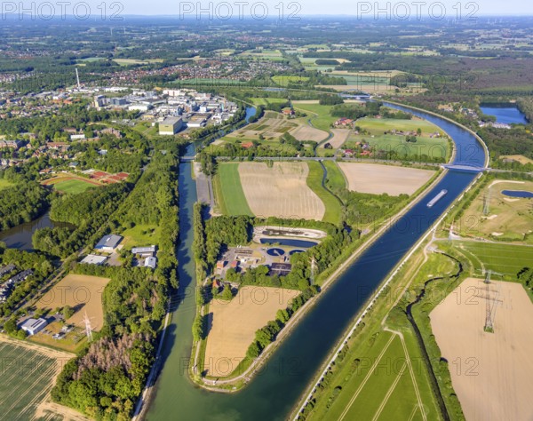 Aerial view, Canal Island Hiltrup, BASF Coatings plant site, Dortmund-Ems Canal, Dortmund-Ems Canal - Old Arm, Hiltrup sewage treatment plants, Münster, Münsterland, North Rhine-Westphalia, Germany, bridge, chemical plant, DE, Dortmund-Ems Canal bridge Westfalenstraße, railway bridge, Europe, distant view, river, commercial enterprises, commercial area, commercial park, commercial location, commercial use, Glasuritstraße, industrial plants, industrial area, industrial location, canal bridge Westfalenstraße, Klartext-Verlag, aerial view, aerial photography, aerial photography, Münster from above, Münster book, overview, bird's-eye view, birds-eyes view, overview