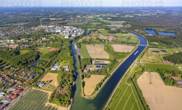 Aerial view, Canal Island Hiltrup, BASF Coatings plant site, Dortmund-Ems Canal, Dortmund-Ems Canal - Old Arm, Hiltrup sewage treatment plants, Münster, Münsterland, North Rhine-Westphalia, Germany, bridge, chemical plant, DE, Dortmund-Ems Canal bridge Westfalenstraße, railway bridge, Europe, distant view, river, commercial enterprises, commercial area, commercial park, commercial location, commercial use, Glasuritstraße, industrial plants, industrial area, industrial location, canal bridge Westfalenstraße, Klartext-Verlag, aerial view, aerial photography, aerial photography, Münster from above, Münster book, overview, bird's-eye view, birds-eyes view, overview