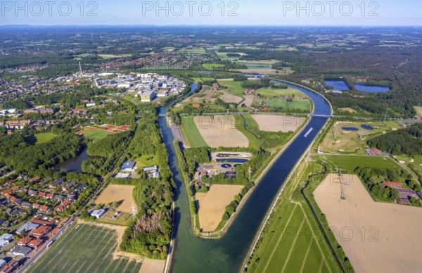 Aerial view, Canal Island Hiltrup, BASF Coatings plant site, Dortmund-Ems Canal, Dortmund-Ems Canal - Old Arm, Hiltrup sewage treatment plants, Münster, Münsterland, North Rhine-Westphalia, Germany, bridge, chemical plant, DE, Dortmund-Ems Canal bridge Westfalenstraße, railway bridge, Europe, distant view, river, commercial enterprises, commercial area, commercial park, commercial location, commercial use, Glasuritstraße, industrial plants, industrial area, industrial location, canal bridge Westfalenstraße, Klartext-Verlag, aerial view, aerial photography, aerial photography, Münster from above, Münster book, overview, bird's-eye view, birds-eyes view, overview