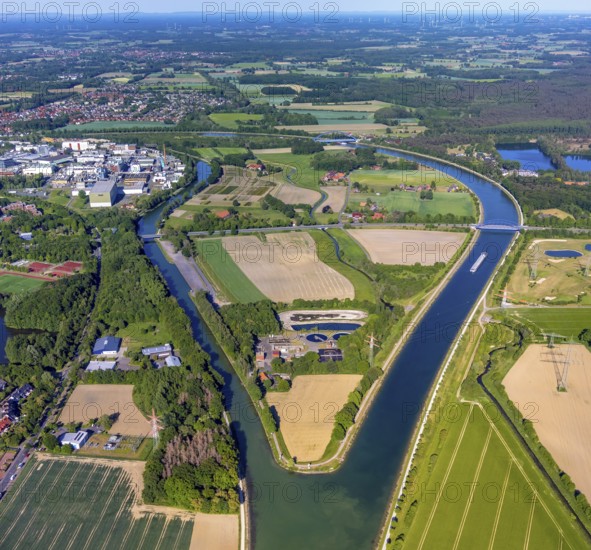 Aerial view, Canal Island Hiltrup, BASF Coatings plant site, Dortmund-Ems Canal, Dortmund-Ems Canal - Old Arm, Hiltrup sewage treatment plants, Münster, Münsterland, North Rhine-Westphalia, Germany, bridge, chemical plant, DE, Dortmund-Ems Canal bridge Westfalenstraße, railway bridge, Europe, distant view, river, commercial enterprises, commercial area, commercial park, commercial location, commercial use, Glasuritstraße, industrial plants, industrial area, industrial location, canal bridge Westfalenstraße, Klartext-Verlag, aerial view, aerial photography, aerial photography, Münster from above, Münster book, overview, bird's-eye view, birds-eyes view, overview