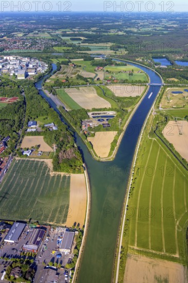 Aerial view, Canal Island Hiltrup, BASF Coatings plant site, Dortmund-Ems Canal, Dortmund-Ems Canal - Old Arm, Hiltrup sewage treatment plants, Münster, Münsterland, North Rhine-Westphalia, Germany, bridge, chemical plant, DE, Dortmund-Ems Canal bridge Westfalenstraße, railway bridge, Europe, distant view, river, commercial enterprises, commercial area, commercial park, commercial location, commercial use, Glasuritstraße, industrial plants, industrial area, industrial location, canal bridge Westfalenstraße, Klartext-Verlag, aerial view, aerial photography, aerial photography, Münster from above, Münster book, overview, bird's-eye view, birds-eyes view, overview