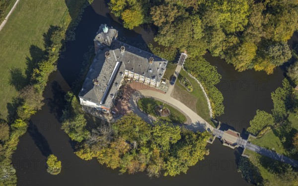 Aerial view, moated castle Hovestadt, baroque garden, Hovestadt, Lippetal, district Soest, North Rhine-Westphalia, Germany, castle, DE, monument protection, Europe, moat, green area, green spaces, manor house, manor building, courtyard, district Soest-Buch, district Soest-Buch, aerial photograph, aerial photography, aerial photography, park, park area, castle, castle park, overview, bird's-eye view, moated castle, moat, moated castle, birds-eyes view, overview