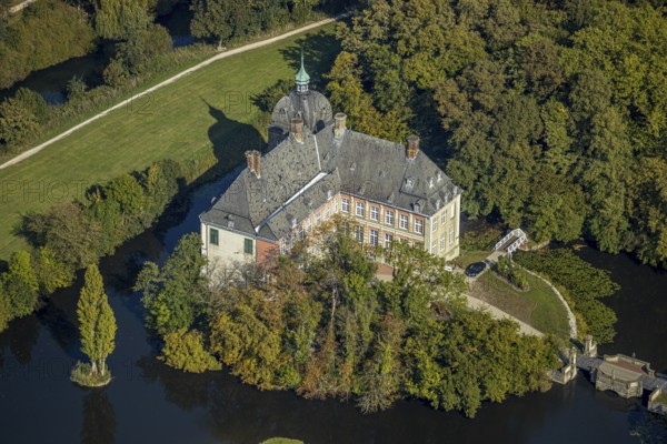 Aerial view, moated castle Hovestadt, baroque garden, Hovestadt, Lippetal, district Soest, North Rhine-Westphalia, Germany, castle, DE, monument protection, Europe, moat, green area, green spaces, manor house, manor building, courtyard, district Soest-Buch, district Soest-Buch, aerial photograph, aerial photography, aerial photography, park, park area, castle, castle park, overview, bird's-eye view, moated castle, moat, moated castle, birds-eyes view, overview